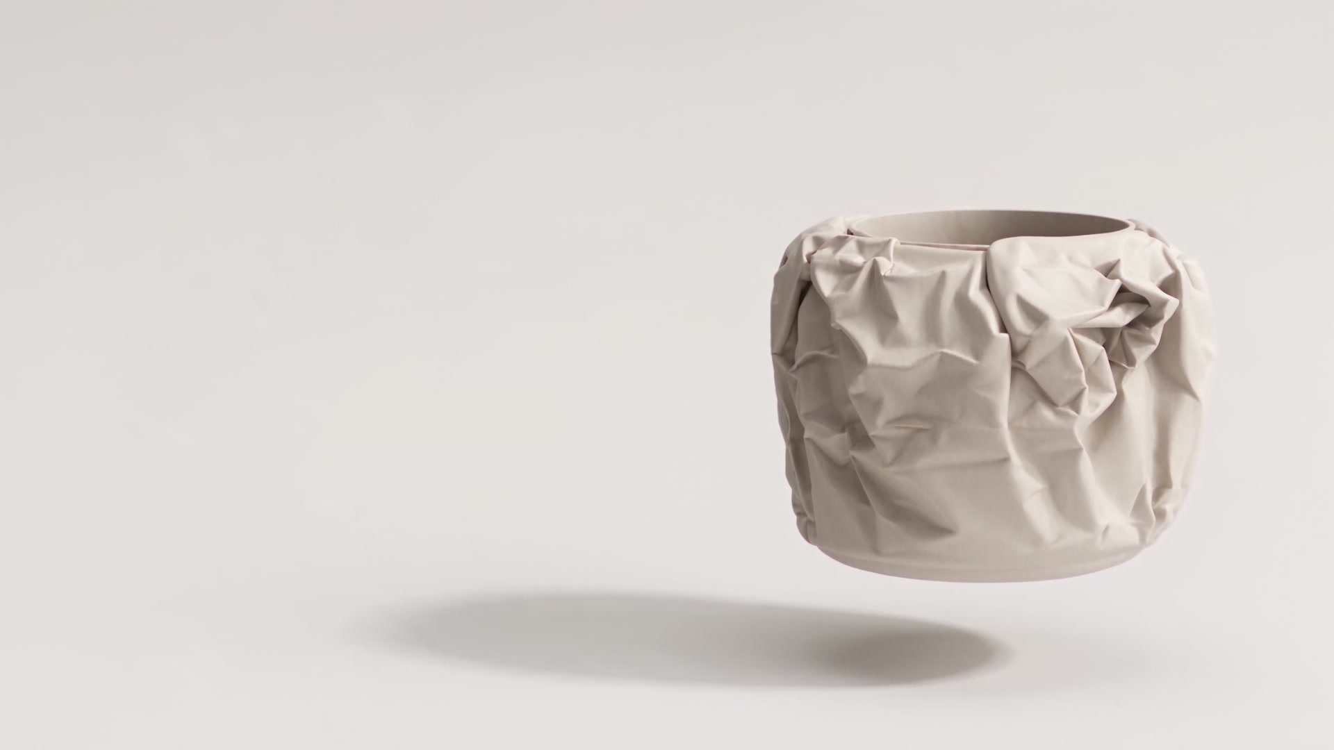 Cachepot scultoreo dalla superficie esterna increspata, interno cilindrico regolare